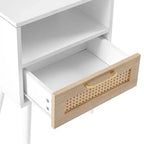 Tavolino in rattan con cassetto e gambe in legno massello, comodino/tavolino da salotto, camera da letto, bianco