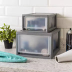 Cassettiera portatutto in plastica impilabile e compatta con ante trasparenti